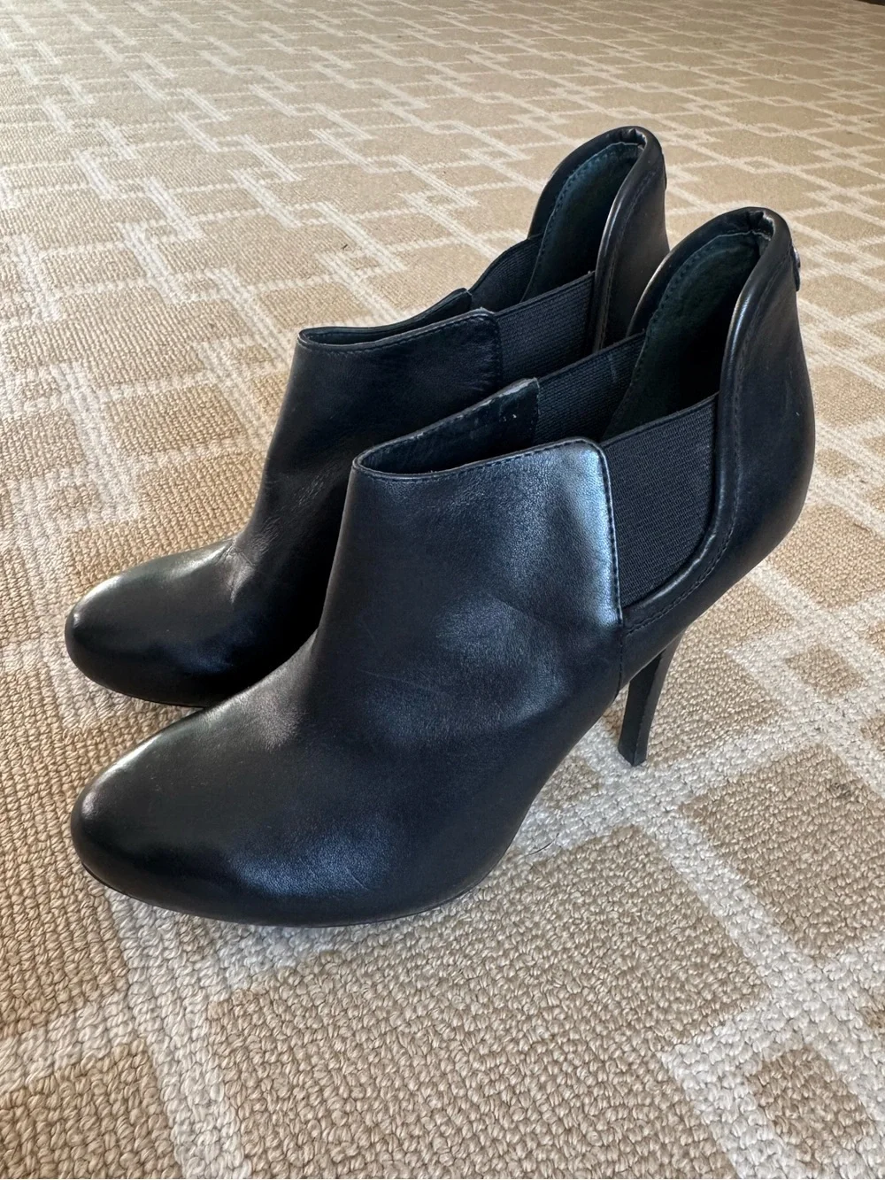 GUESS Leather Stiletto Ankle Booties Black Chelsea Heels Size 6
